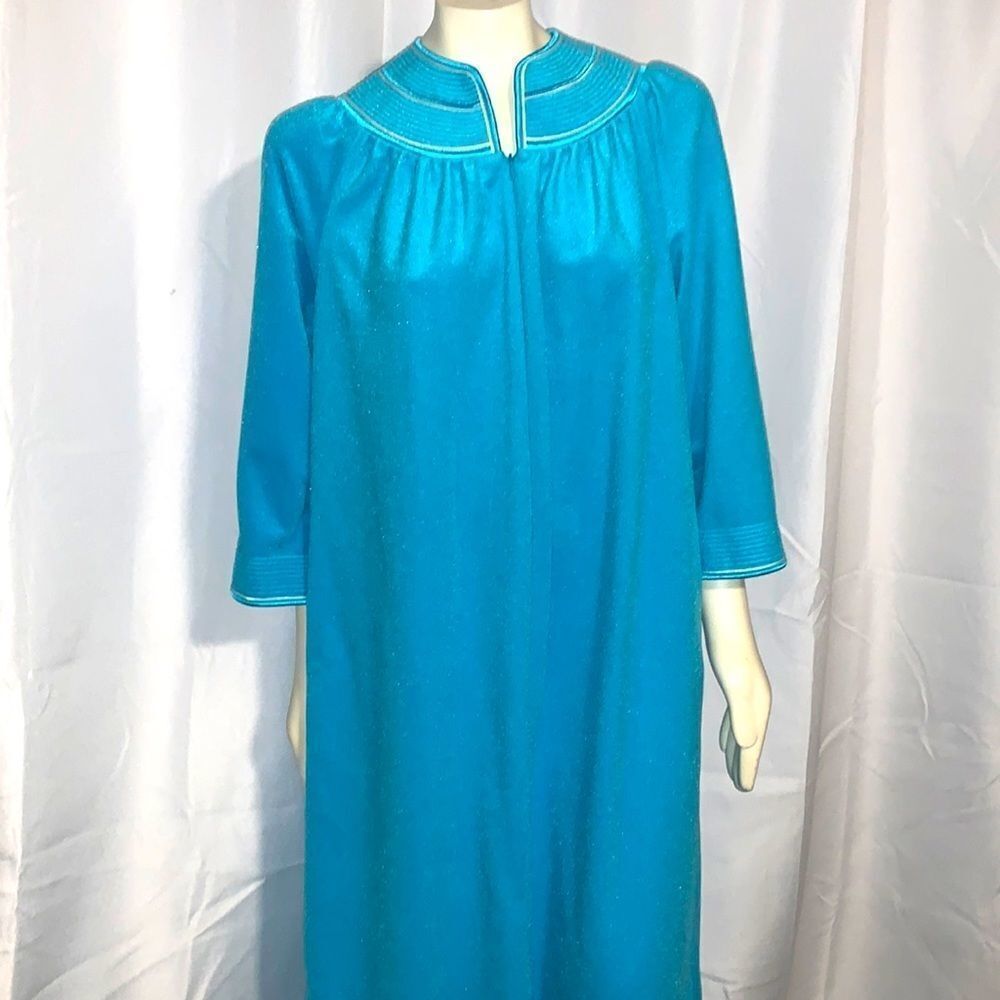 VGT blue fleece robe house coat. Size Large‎